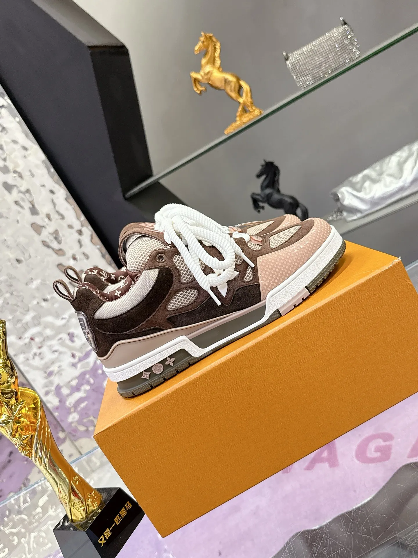 Factory price: 760💰 𝙇𝙑 𝟐𝟎𝟐5 𝐒𝐒 𝐧𝐞𝐰 Officially synchronized new colors💗 Louis Vuitton catwalk skateboard shoes are a hit, LOUIS VUITTON Trainer is undoubtedly one of the most successful Sneakers launched by luxury brands, but the pace of exploration will not stop. LOUISVUITTON will also bring a new series of skateboard shoes in the spring of 2025. The new series in the picture returns to the 90s Chunky Skate Shoes look and feel. The uppers are made of leather and mesh. The fat silhouette and thick shoelaces are very eye-catching. It is expected to have quite a few colors like the Trainer. Judging from the previous DIOR show skate shoes, this chunky style may be even stronger next year.  💎 LV small bread series LV bread shoe series 😘 Couple model Size: Female 35-40 Male 39-44, customized 45, 46